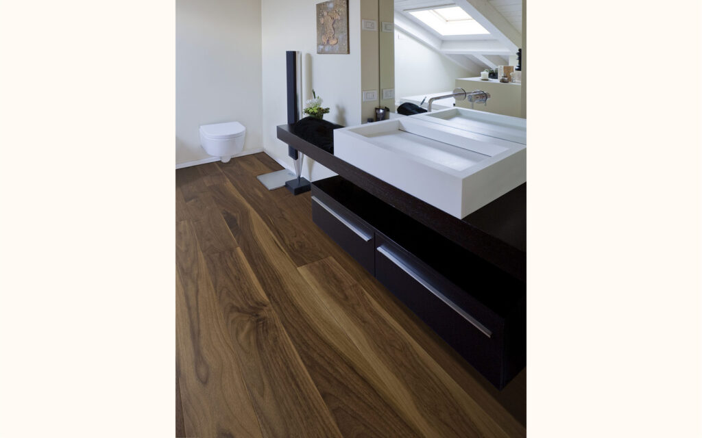 Classico, American Walnut Natur, brushed varnished